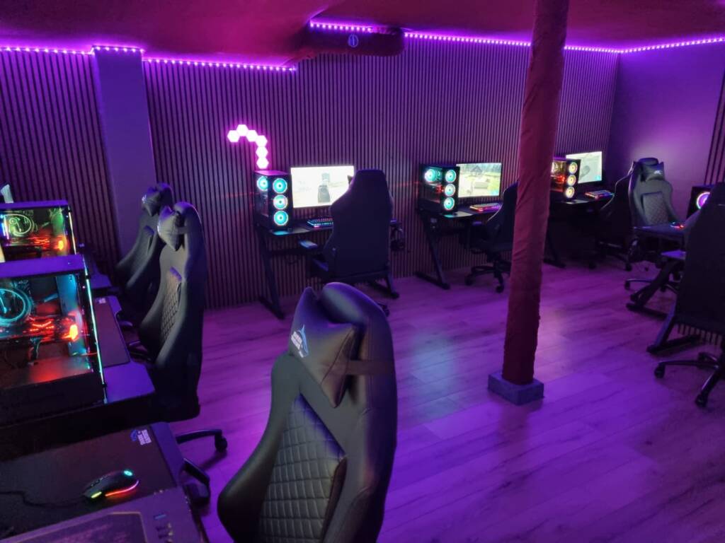 Internet Cafe I Albertslund Kraftige Gamercomputere Og Playstation